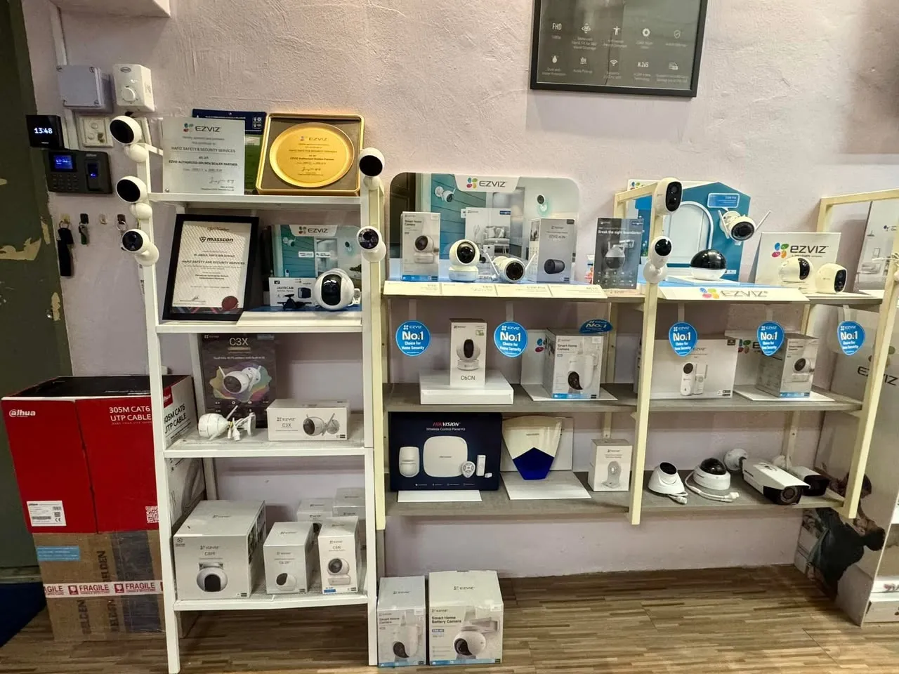 Koleksi model CCTV di rak showroom HSS