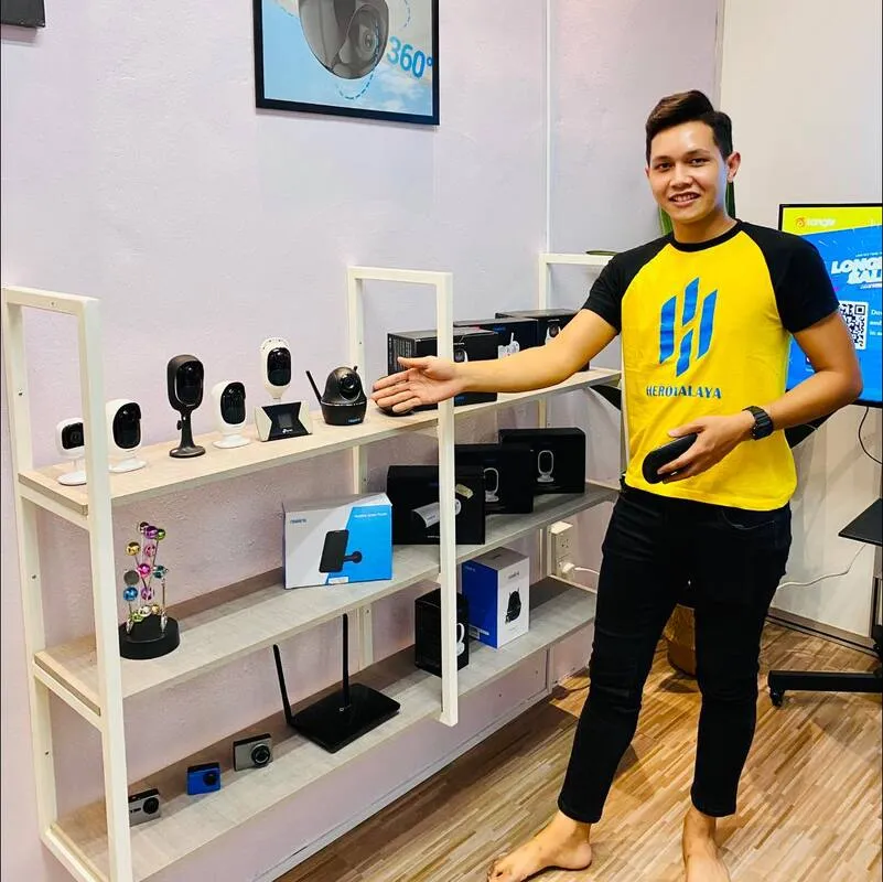 Hafiz menunjukkan kamera di stand showroom HSS