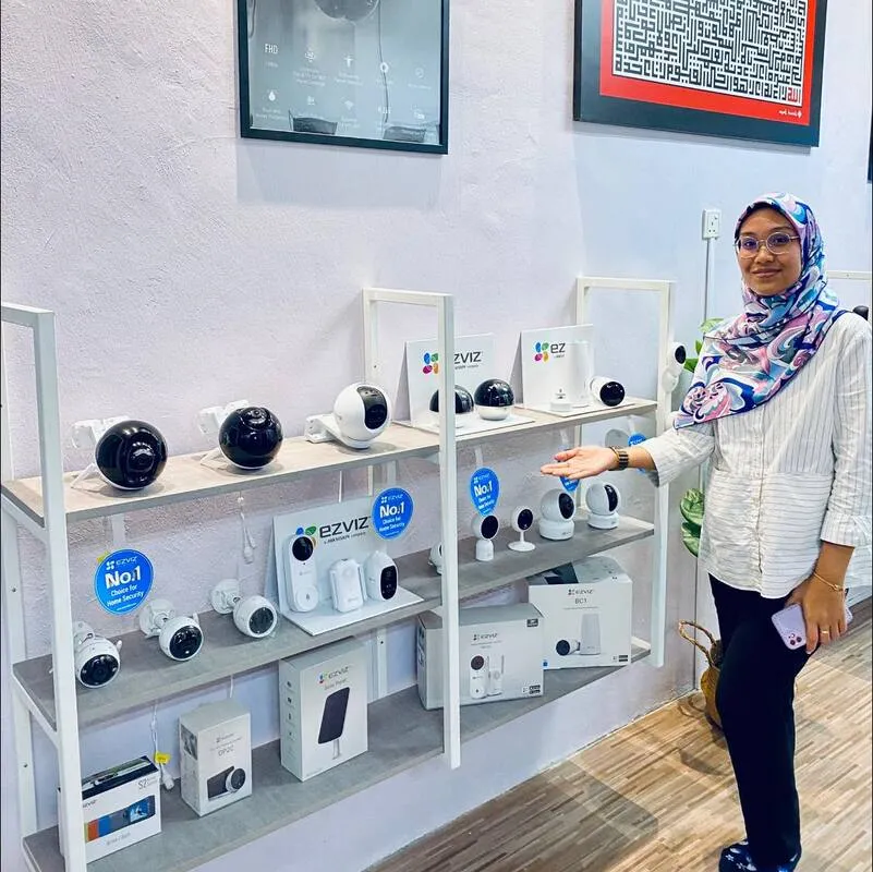 Staf HSS menunjukkan koleksi model kamera di showroom