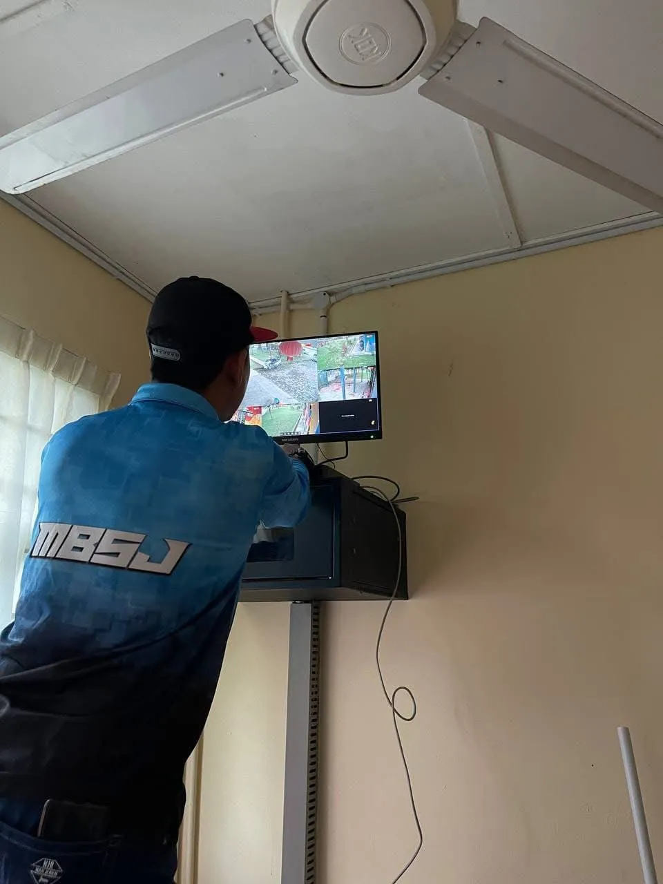 Teknisi HSS memasang kamera CCTV IP